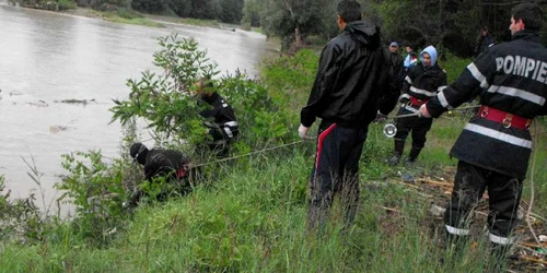 În cele din urmă, pompierii au adus la suprafaţă trupul neînsufleţit al băiatului