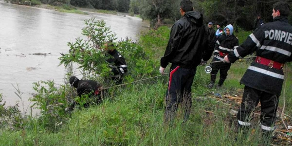 În cele din urmă, pompierii au adus la suprafaţă trupul neînsufleţit al băiatului