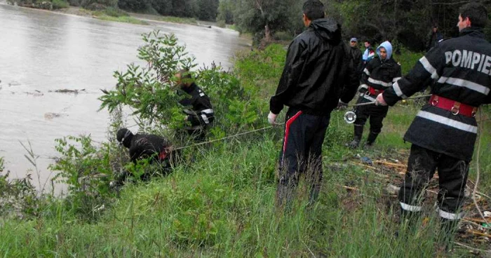 În cele din urmă, pompierii au adus la suprafaţă trupul neînsufleţit al băiatului