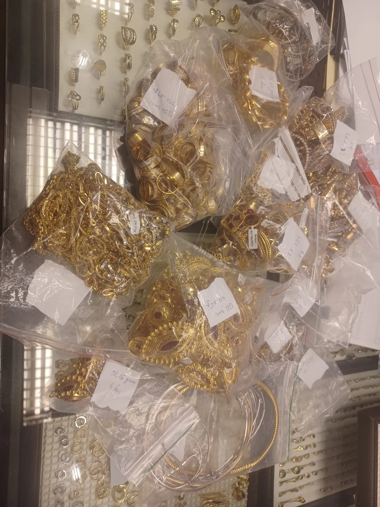 Captură de aproape 6 kilograme de aur și diamante fără acte, în Călărași. ANAF a predat metalul prețios Trezoreriei Statului