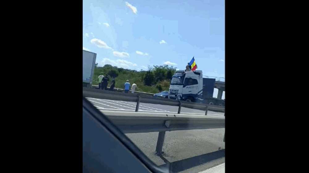Autostrada A1 a fost blocată. Un camion oprit în mijlocul drumului, cu șoferul urcat pe cabină fluturând un steag