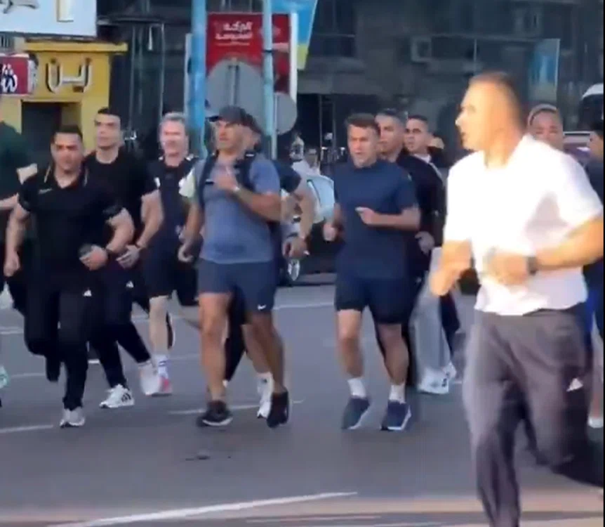 Președintele Franței, Emmanuel Macron, făcând jogging, în Egipt. Foto: captură foto X  
