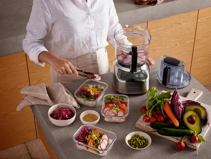 Bucătar care arată ce face un robot de bucătărie multifuncțional Foto Breville com jpeg