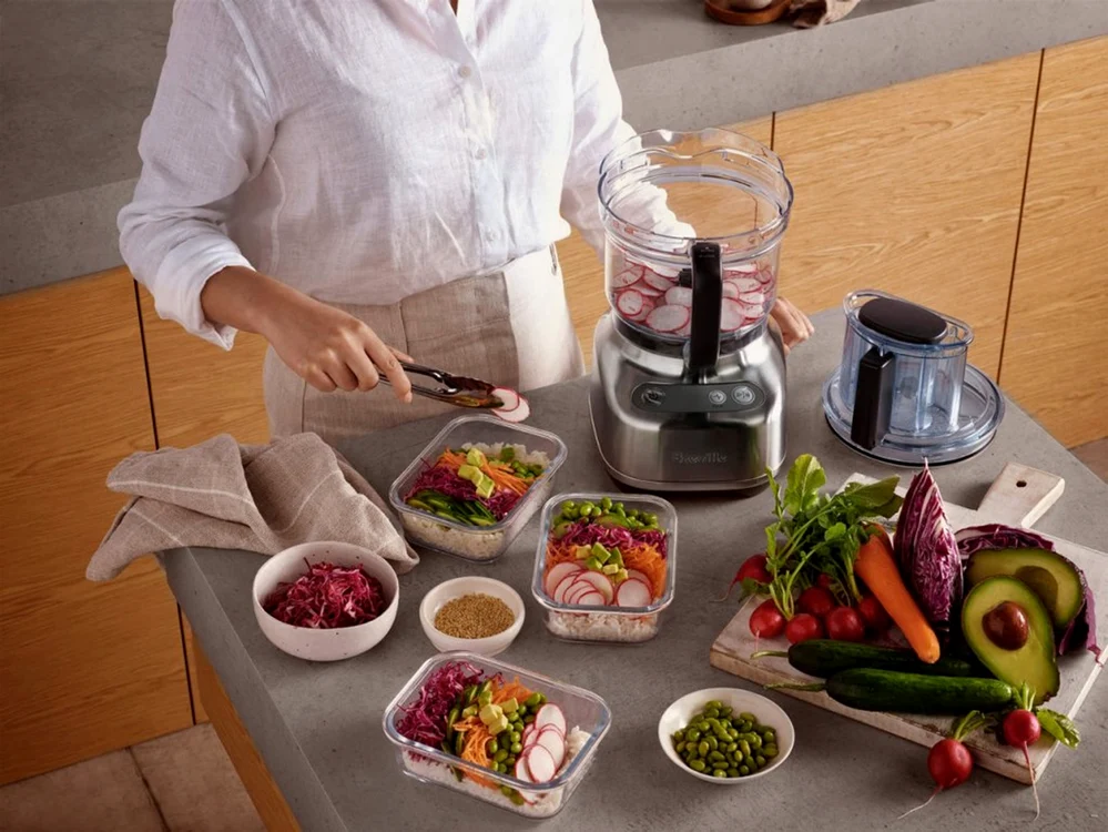 Bucătar care arată ce face un robot de bucătărie multifuncțional Foto Breville com jpeg