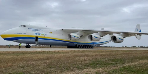  Antonov-225 cel mai mare avion din lume a aterizat pe pista Aeroportului Henri Coandă foto ROMATSA