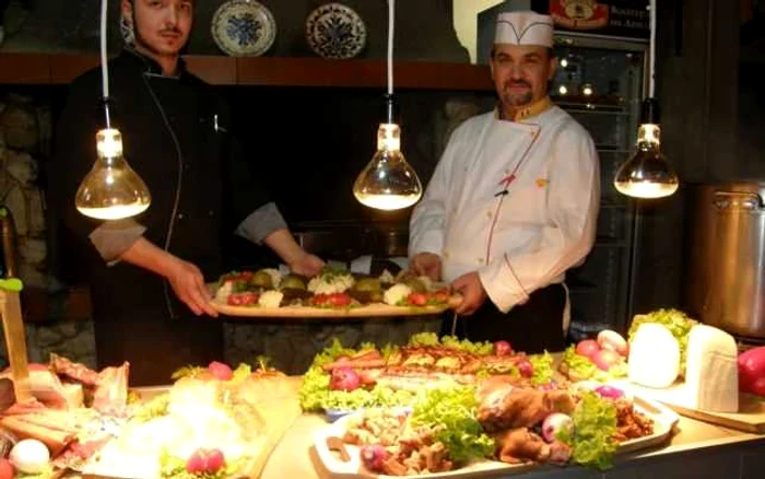 Bucătarii de la Ceasu Rău vă îmbie cu cele mai gustoase preparate tradiţionale. FOTOAdevarul.