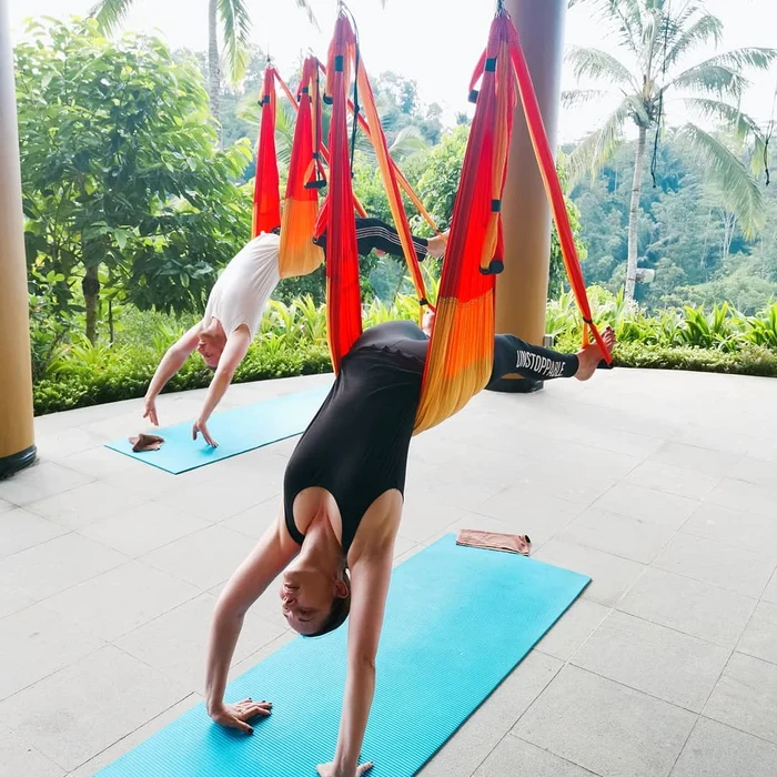 Andreea Marin și iubitul ei au făcut exerciții fizice în corzi de suspensie