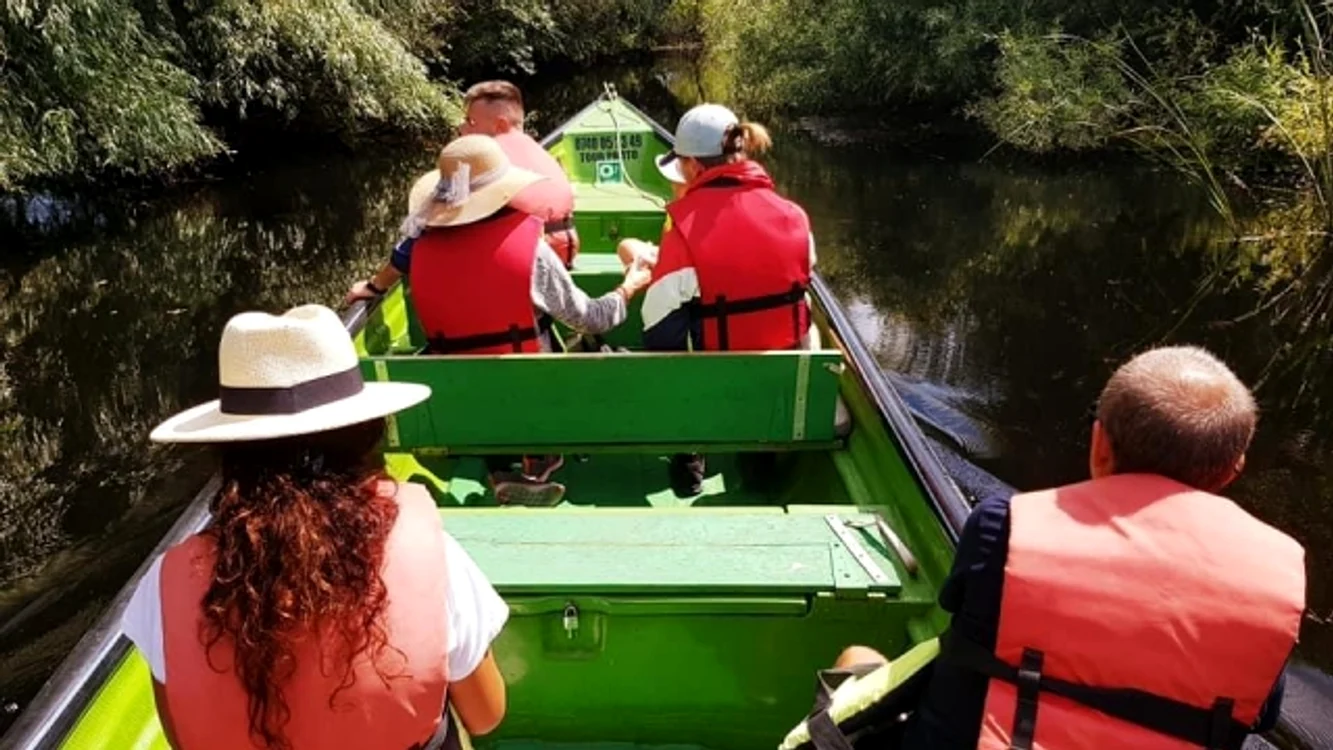 Turişti în Delta Dunării                                                                               FOTO: AMDTDD