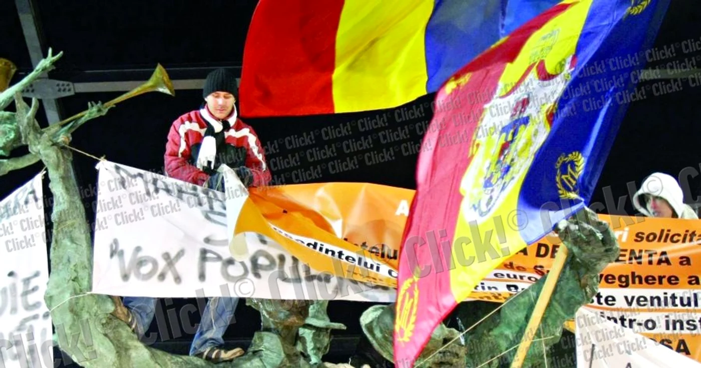 
    Şi comercianţii de drapele au  dus-o bine. Protestatarii au avut  în fiecare seară steaguri tricolore  pe care le-au fluturat în piaţă (Fotografii: Marian Vilău)  