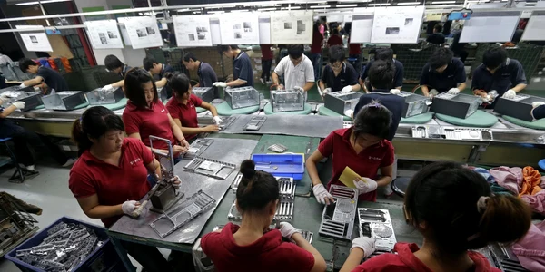 muncitori fabrica china foto reuters