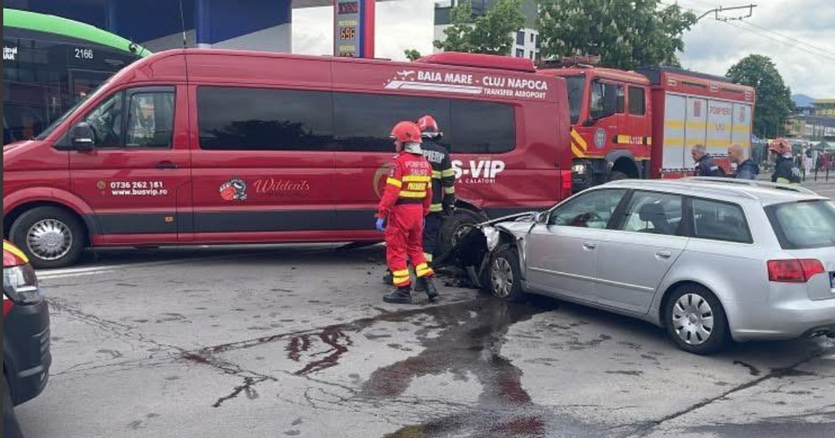 Accident în Brașov: Microbuz cu 15 copii, nouă persoane transportate la spital
