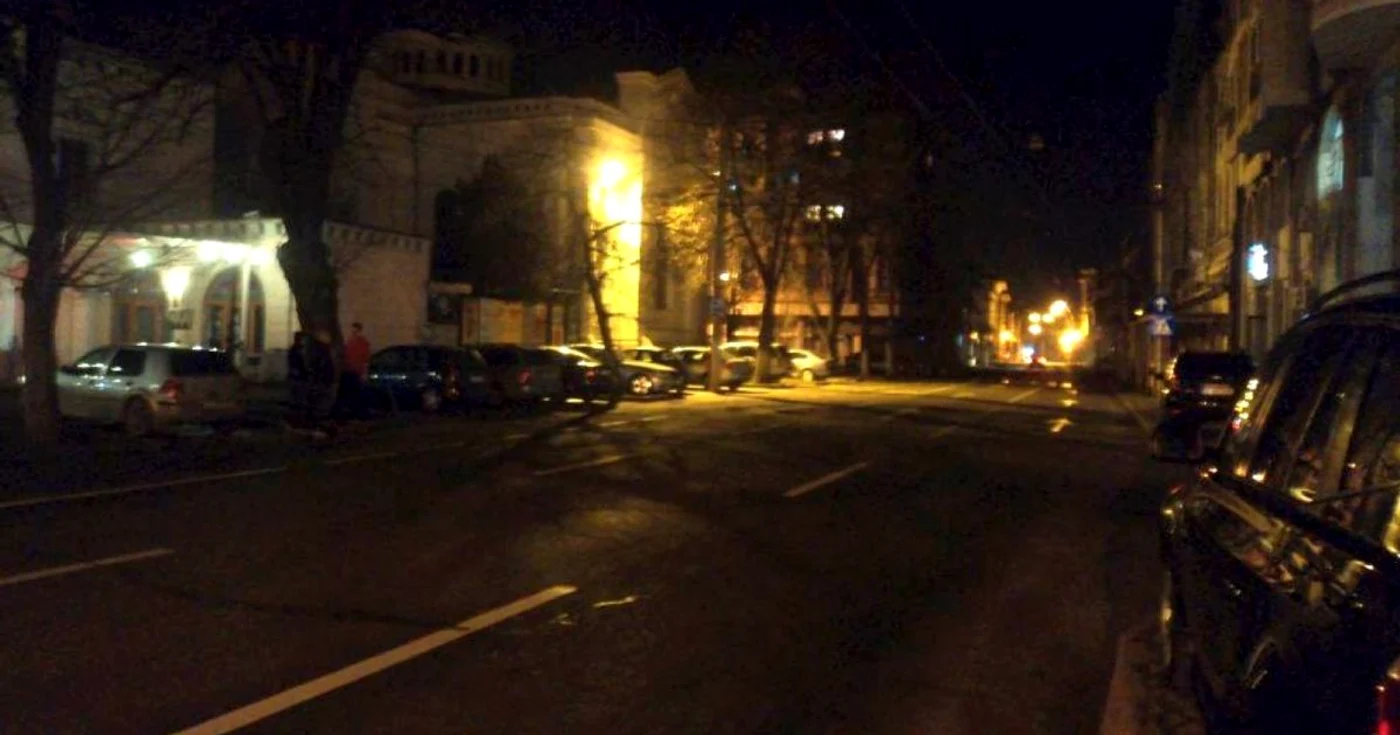 Străzile sunt luminate mai mult de faruri şi de becurile clădirilor private FOTO CC