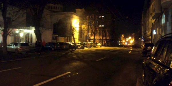 Străzile sunt luminate mai mult de faruri şi de becurile clădirilor private FOTO CC