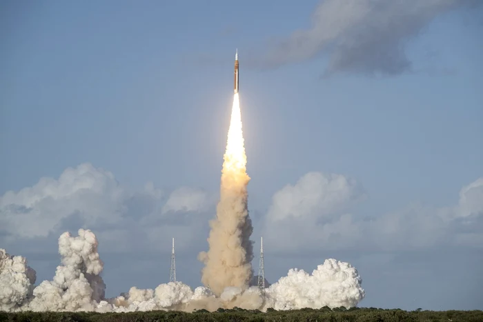 Racheta NASA transportând capsula Orion la bordul căreia se află astronauții în drum spre Lună