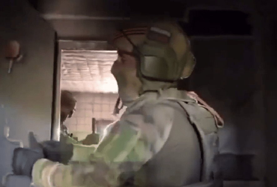 Un grup de soldați ruși, despre calitatea unui avanpost construit de ucraineni: „Dacă te uiți cu atenție sus, e căptușit cu azbest, pentru că nu arde” VIDEO