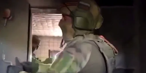 Un grup de soldați ruși admiră o fortificație a ucrainenilor. Foto: captură video Twitter