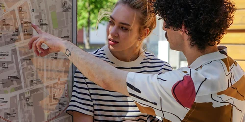 Turist care cere direcții foto pexels png