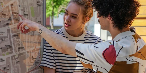 Turist care cere direcții foto pexels png