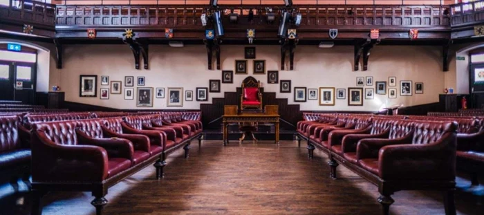 Cambridge Union Hall este o societate istorică de dezbateri, cea mai mare de la Cambridge