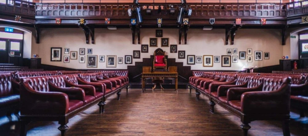 Premieră: România devine arena dezbaterilor „Cambridge Union Schools”