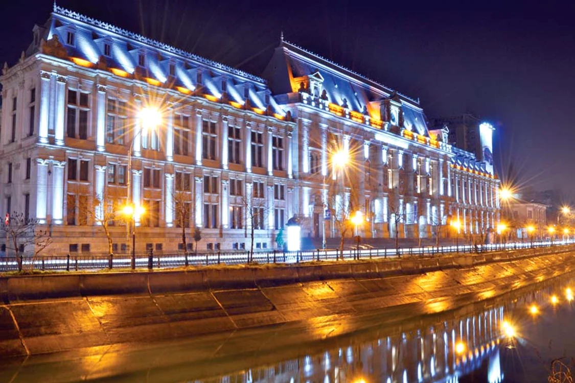 Culorile luminilor se  schimbă la intervale  de 20 de secunde