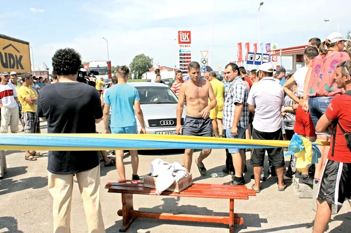 Protestatarii au folosit o bancă să blocheze trecerea mașinilor