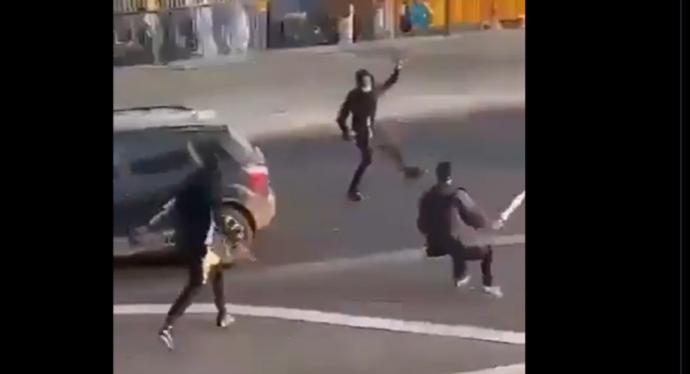 Imagini terifiante într-un oraș britanic. Găști înarmate se taie cu macetele ziua în amiaza mare. Localnici: „Este o zonă de război” VIDEO