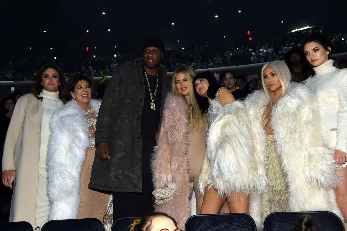
    Bruce (transformat în femeie, primul din stânga), Kris, Khloe, Kendal şi Kilye, încadrându-l pe Lamar la concertul lui Kanye WestFoto: Guliver/Gettyimages  
