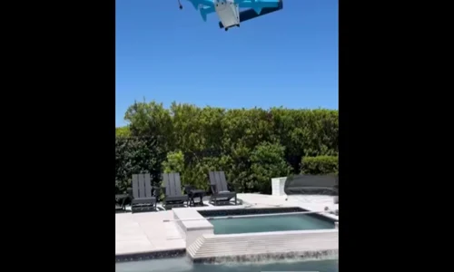o drona a livrat un pachet unei persoane la piscina foto facebook cbs news png