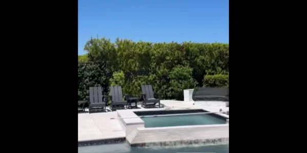 o drona a livrat un pachet unei persoane la piscina foto facebook cbs news png