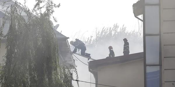 Incendiu la un azil de bătrâni din Capitală. FOTO Inquam Photos