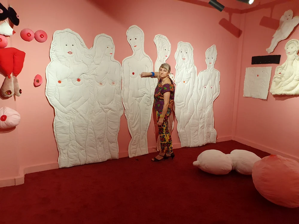 Lucrări din expoziția dedicată sânilor la Art Safari