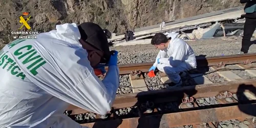 Experții investighează deraierea trenului de mare viteză produsă duminică în sudul Spaniei, tragicul accident feroviar FOTO: X/@guardiacivil