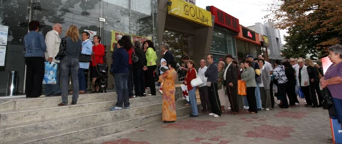 Coadă la librăria Adevărul