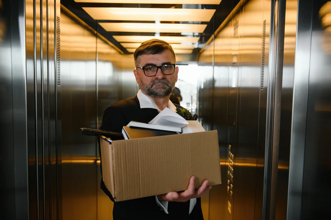 Doi bărbaţi şi două femei aşteaptă să intre la interviul de angajare