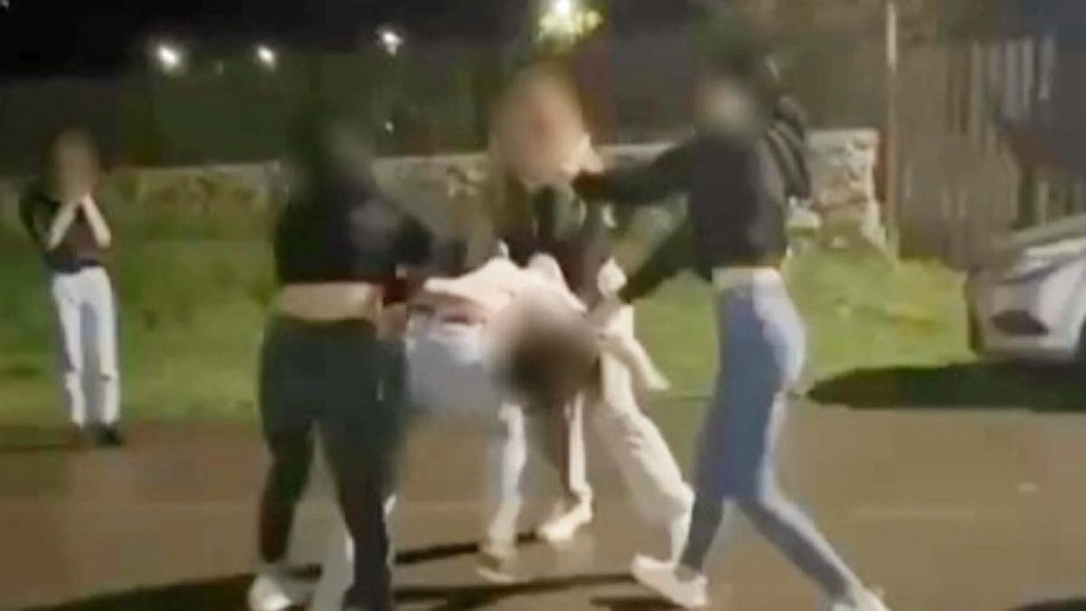 Bătaie din gelozie între adolescente, în Constanţa. Băieţii au privit fără să intervină