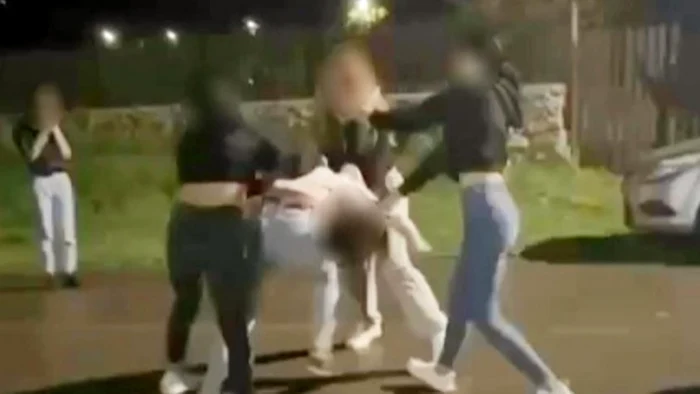 Bătaie între adolescente din gelozie, în Constanţa FOTO: Captură video