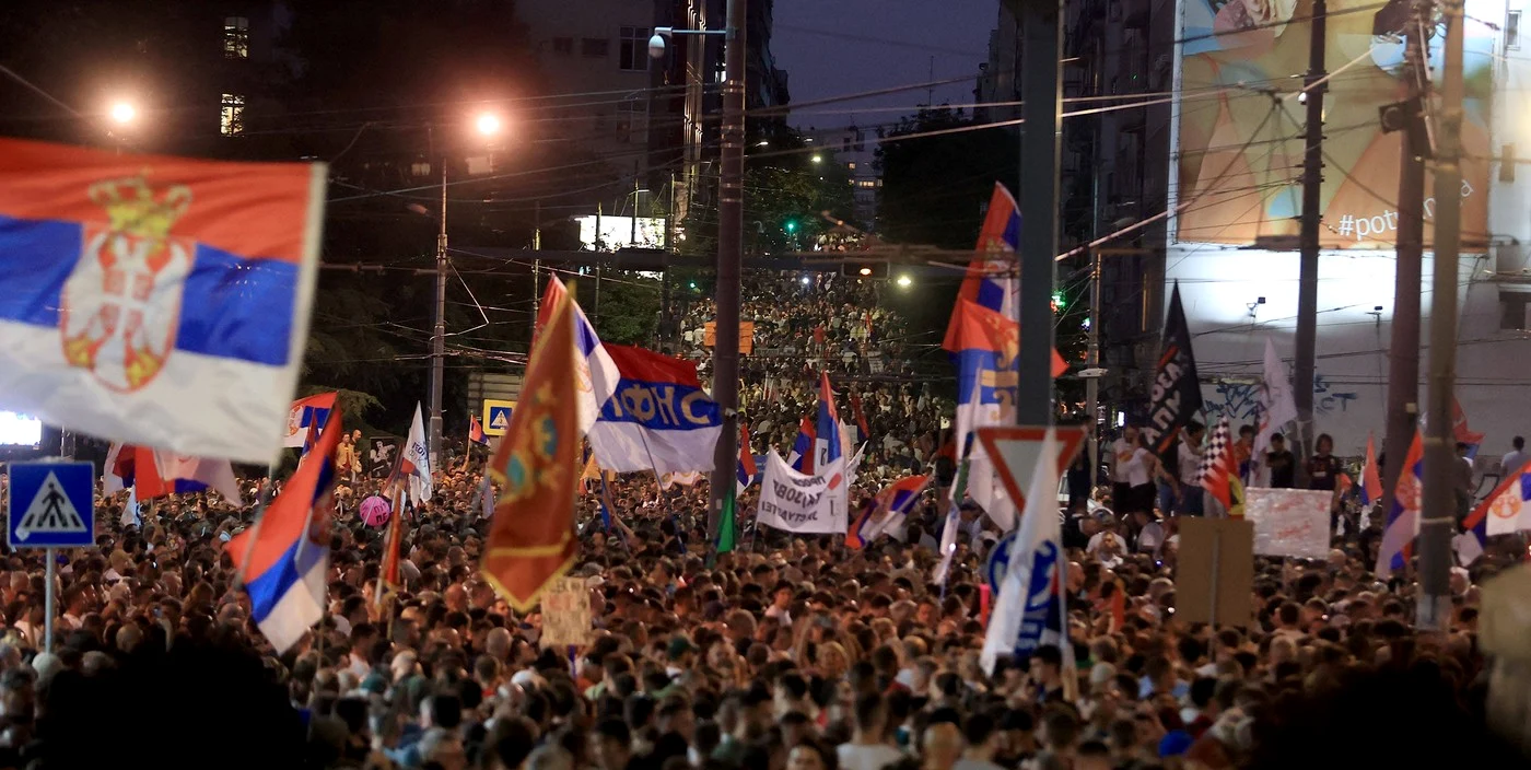 Mii de manifestanți au blocat duminică noaptea principalele bulevarde din Belgrad FOTO: Profimedia
