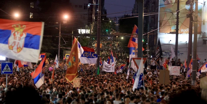 VIDEO Baricade și tensiuni în Belgrad. A doua noapte de proteste împotriva guvernului