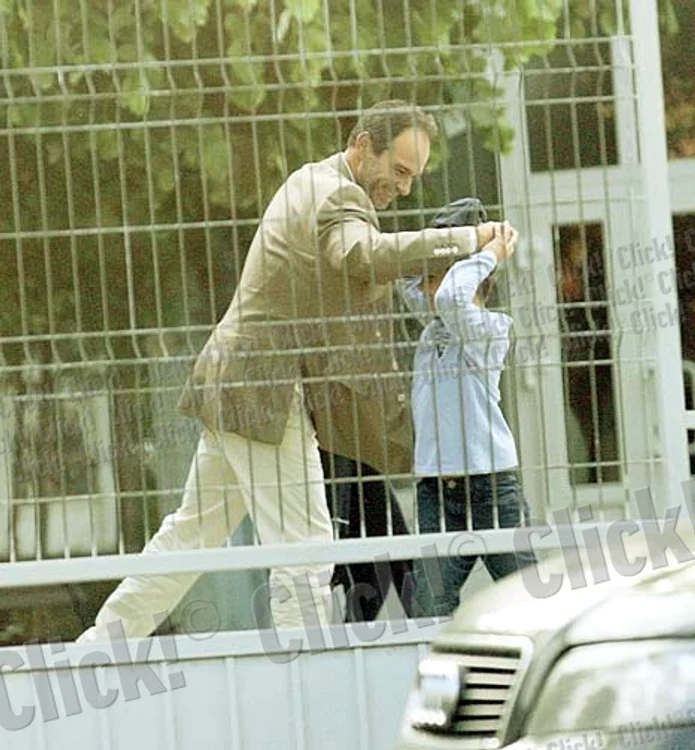 Bianca îşi urmăreşte  cu drag cele  mai iubite fiinţe:  logodnicul şi copilul