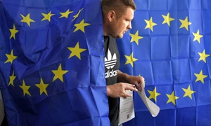 Tânăr ieșind din cabina de vot de la alegerile europarlamentare  Mediafax Foto Andreea Alexandru jpg