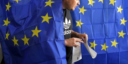 Tânăr ieșind din cabina de vot de la alegerile europarlamentare  Mediafax Foto Andreea Alexandru jpg