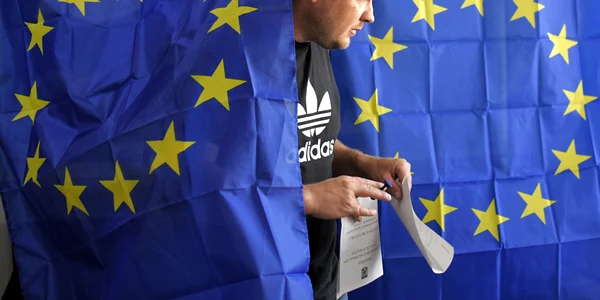 Tânăr ieșind din cabina de vot de la alegerile europarlamentare  Mediafax Foto Andreea Alexandru jpg