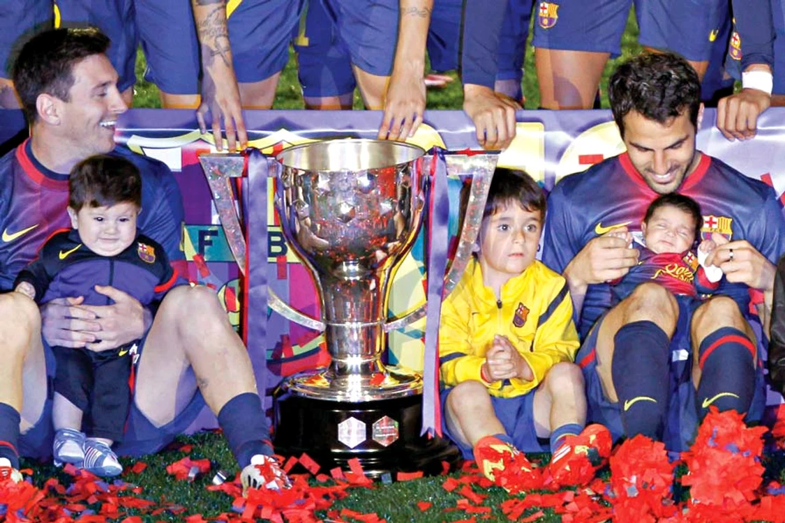 Lionel Messi este  un tătic foarte  drăgăstos cu  micuţul Thiago (Fotografii: Reuters)