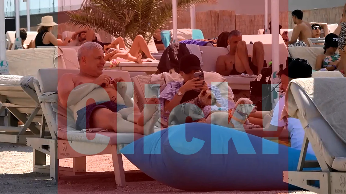 Marius Șumudică a ieșit cu soția și cățeii la plajă Foto: Click!