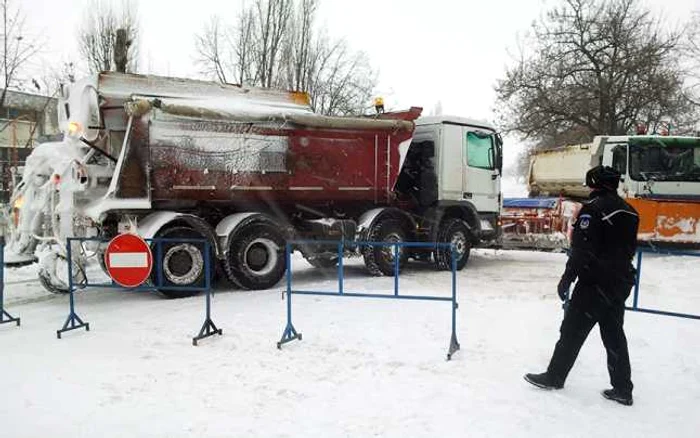 Polţiştii au instituit filtre în toate localităţile tranzitate de DN 22                                   FOTO: Iulian Bunilă