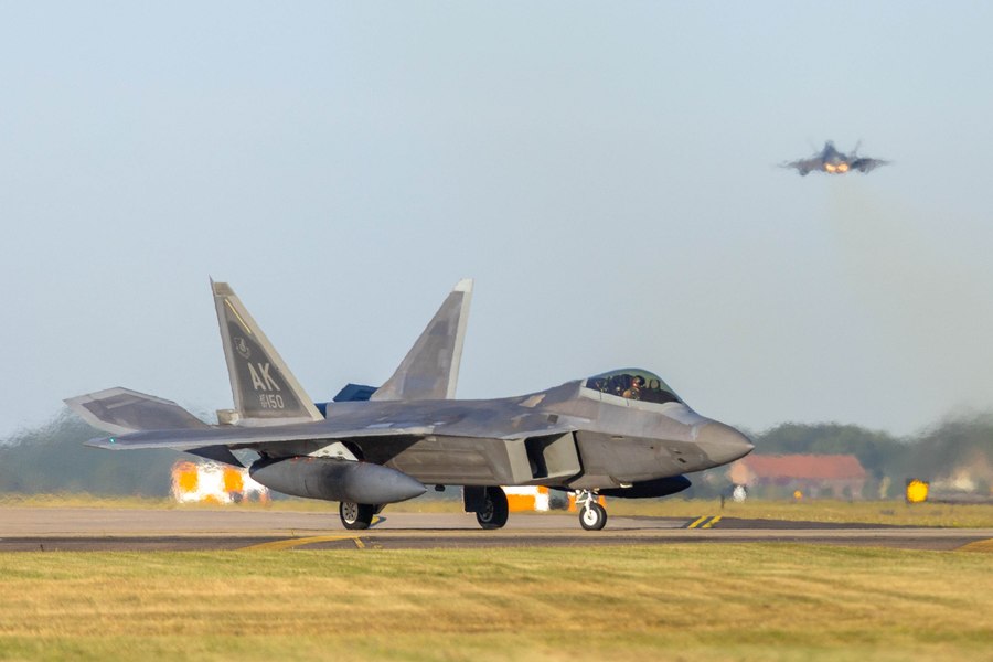 Avioane de vânătoare invizibile americane, desfăşurate în Orientul Mijlociu