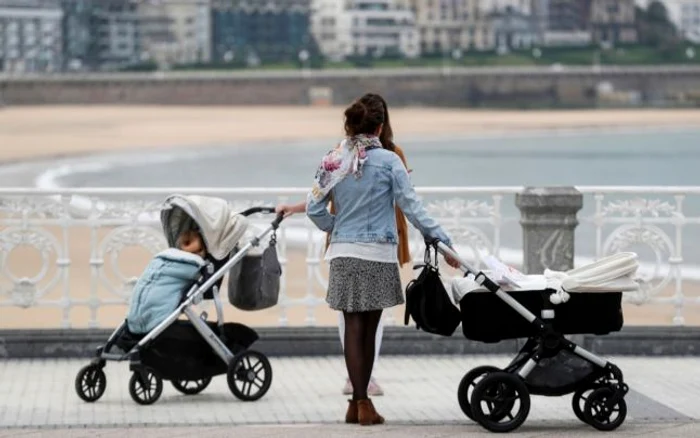 Copii si parinti la plimbare / joaca in Spania FOTO EPA-EFE