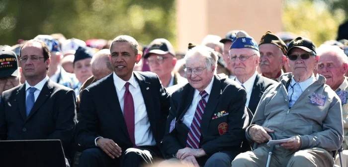 Preşedintele francez Francois Hollande şi omologul său american, Barack Obama, alături de veterani FOTO AFP