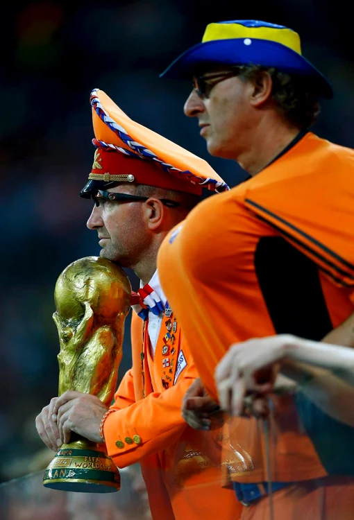 Acesta este "Orange General", faimosul fan care a primit de la Van Persie medalia de bronz şi banderola de căpitan